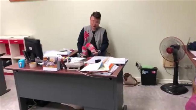人妻嚇躲桌下！男拖她出來「弄一下」