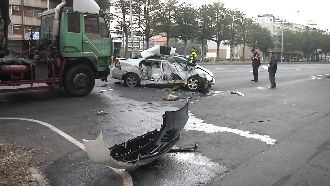 替兄接女友…轎車失控撞曳引車釀悲劇