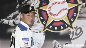 台灣強打王柏融與日本職棒火腿隊簽約並穿上背號99新球衣。（記者林士傑/攝影）