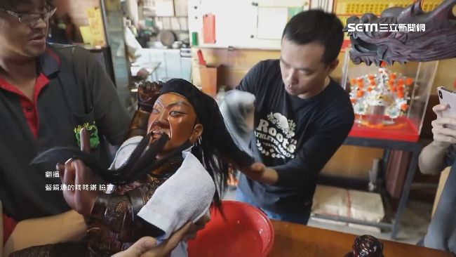 玄天上帝出巡淨身！神像潔髮大開眼界