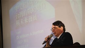 司徒文談中美貿易戰台灣因應之道（2）台大EMBA校友基金會20日在大直美僑俱樂部，邀請前美國在台協會處長司徒文（圖）以「中美貿易戰火硝煙下台灣的戰略地位與未來發展」為題發表演講，他認為日本仍是美國盟友，並指出台灣或許會是日本日益重要的夥伴。中央社記者吳家昇攝　107年9月20日