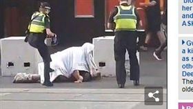  光天化日下　街友直接在街上「辦事」（圖／翻攝自每日郵報）