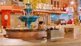 ▲噴水池疑野戰（圖／翻攝自馬來西亞中國報）