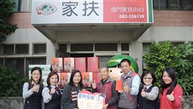 金門企業獻愛心　慰問家扶中心金門聖祖食品公司總經理陳緣姿（左3）9日帶著食品和慰問金，到金門家扶中心慰問受助家庭，由家扶中心扶幼委員楊肅謙（中）及家扶中心主任李桂平（右3）代表接受。（家扶中心提供）中央社記者黃慧敏傳真　108年1月9日