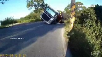 聯結車翻覆滑行！騎士機警跳車保命