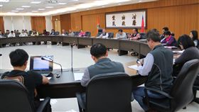 非洲豬瘟防疫應變　苗栗縣15日模擬演習因應非洲豬瘟疫情，苗栗縣政府9日召開防疫跨局處應變會議，會中擬定15日辦理模擬演習；另對中央要求未登錄的廚餘養豬場須一週內通過環保單位檢核，因作業時程不及，將專案申請展延。中央社記者管瑞平攝　108年1月9日