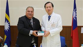 諾魯總統訪台中榮總  感謝醫療協助南太平洋友邦諾魯共和國總統瓦卡（H.E. Baron Divavesi Waqa）（左）9日拜訪台中榮民總醫院，感謝台中榮總多年來提供的醫療協助，由於諾國最近爆發登革熱疫情，院長許惠恒（右）並代表致贈登革熱快速篩檢試劑給瓦卡。（台中榮總提供）中央社記者郝雪卿傳真  108年1月9日