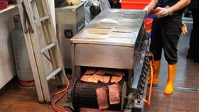 中國非洲豬瘟疫情　彰化肉乾店生意不受影響中國大陸傳出非洲豬瘟疫情，在彰化經營滿60年的水根肉乾生意沒有受到影響，業者指出，製作肉乾的豬肉來源都有經過認證，客人依舊上門。圖為業者製作肉乾的情形。中央社記者吳哲豪彰化攝　108年1月9日