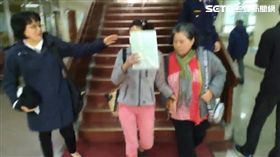 陳泓仰（文件夾遮臉）,里長,李文生,北院,女算命師。翻攝畫面