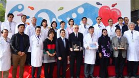 台大雲林分院豐盛母親之河圍牆彩繪揭牌台大醫院雲林分院宿舍舊圍牆整修「豐盛母親之河圍牆彩繪」捐贈典禮，9日各界與會揭牌，分享彩繪圍牆帶來的新活力。中央社記者葉子綱攝  108年1月9日