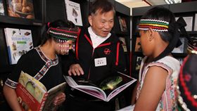 益品書屋巡迴書展　餐飲精裝書介紹各國料理益品書屋即日起在南投縣信義鄉舉辦巡迴書展，400本餐飲精裝書介紹世界各國料理精華，王品集團暨益品書屋創辦人戴勝益（中）9日出席開幕式，盼培養學生投身餐飲，養成閱讀的習慣。中央社記者蕭博陽南投縣攝　108年1月9日