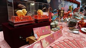 農曆春節將屆　台北市商業處推年獸豬發財金農曆春節將屆，台北市商業處針對過年最常遇見的3種情境，規劃3款年獸豬的發財金圖樣，並推出附刮刮卡的紅包袋，內含總數量500份獎品。中央社記者劉建邦攝　108年1月9日