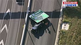 高速公路道路標誌竟掉落，砸毀行經轎車嚇壞用路人。（圖／翻攝YouTube）