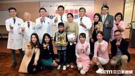 柬埔寨男孩Tola（中）與母親（前右三）和馬偕醫院醫師開心合影。（圖／馬偕醫院提供）