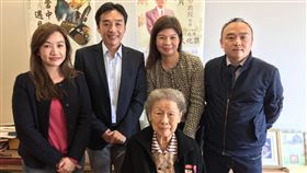 余光中日  高市擬結合文學獎10月推出（1）高雄市政府擬推出已故詩人「余光中日」，高市民政局長曹桓榮（後左2）等4名局長10日聯袂登門拜訪余光中遺孀范我存（前），洽談活動細節。中央社記者程啟峰高雄攝  108年1月10日