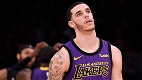 ▲球哥（Lonzo Ball）搧火鍋變扣殺。（圖／翻攝自推特）