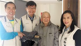 天氣冷颼颼  澎湖榮服處送暖（1）大陸冷氣團一波接一波，天氣冷颼颼。退輔會澎湖榮民服務處啟動低溫關懷活動，榮服處處長陳平（左2）9日在工作人員陪同下逐一分送禦寒衣物，為獨居長者與遺眷添暖意。中央社  108年1月9日
