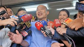 韓國瑜：會熱情歡迎柯文哲高雄市長當選人韓國瑜（中）14日至高雄「府城虱目魚」小吃店推廣高雄美食，受訪表示，台北市長柯文哲將來訪高雄，他是看媒體報導才知道，雙方幕僚還沒碰頭，如果柯文哲來他會熱情歡迎。中央社記者程啟峰高雄攝  107年12月14日