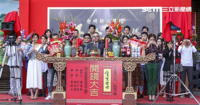 台視新八點檔「生生世世」開鏡記者會，全體演員進行拜拜儀式。（記者林士傑/攝影）