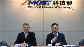 論文傳造假案  科技部未來擬主動公開重大案件台大醫師陳昆鋒傳出論文造假案。科技部誠信辦公室主任詹文旭（右）10日表示，正研議修正學術倫理案件處理要點，未來擬主動公開重大違反學術倫理案。中央社記者劉麗榮傳真  108年1月10日