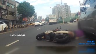 老翁遭撞「頭卡車底」　眾人抬車救援