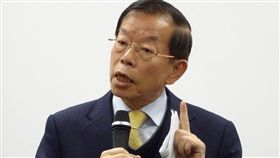 大學生造謠關西機場事件　謝長廷籲記取教訓警方查出游姓大學生於9月初燕子颱風時在關西機場上網登入批踢踢論壇（PTT）發出登上中國接駁車到大阪等謠言並送辦。駐日代表謝長廷15日表示，大家應記取教訓。中央社記者楊明珠東京攝　107年12月15日