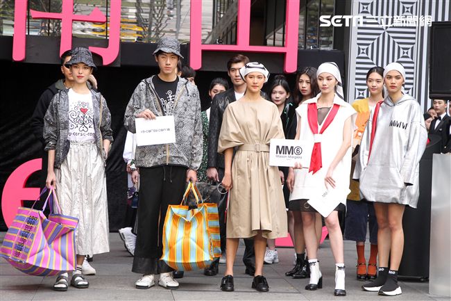 微風南山店10日上午開幕模特兒代表各廠商走秀。（記者邱榮吉/攝影）