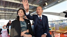 韓國瑜搭船就職（1）新任高雄市長韓國瑜（右）25日偕妻子李佳芬（左）搭乘「愛之船」到愛河畔就職典禮現場。（高市新聞局提供）中央社記者程啟峰傳真  107年12月25日