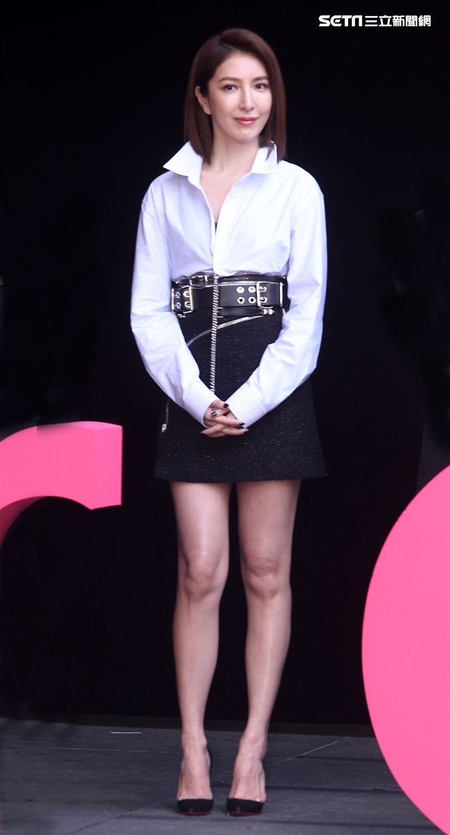 「敗犬女王」形象暴紅的楊謹華，去年12月突在臉書宣布，和交往3年的圈外男友Ben一同到戶政事務所登記結婚。（記者邱榮吉/攝影）