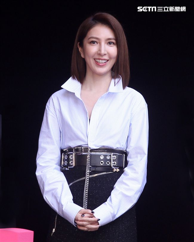 「敗犬女王」形象暴紅的楊謹華，去年12月突在臉書宣布，和交往3年的圈外男友Ben一同到戶政事務所登記結婚。（記者邱榮吉/攝影）