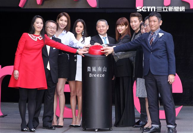 微風南山店10日上午開幕，微風集團董事長廖鎮漢帶著妹妹策略長廖曉喬、老婆孫芸芸、他的好友陶喆與楊謹華、常董岡一郎等人出席。（記者邱榮吉/攝影）