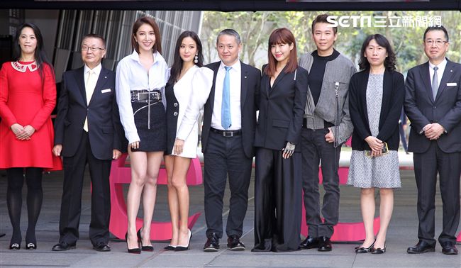 微風南山店10日上午開幕，微風集團董事長廖鎮漢帶著妹妹策略長廖曉喬、老婆孫芸芸、他的好友陶喆與楊謹華、常董岡一郎等人出席。（記者邱榮吉/攝影）