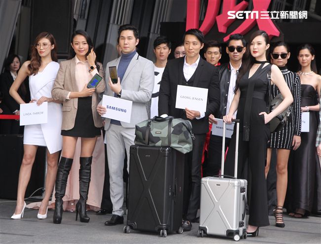 微風南山店10日上午開幕模特兒代表各廠商走秀。（記者邱榮吉/攝影）
