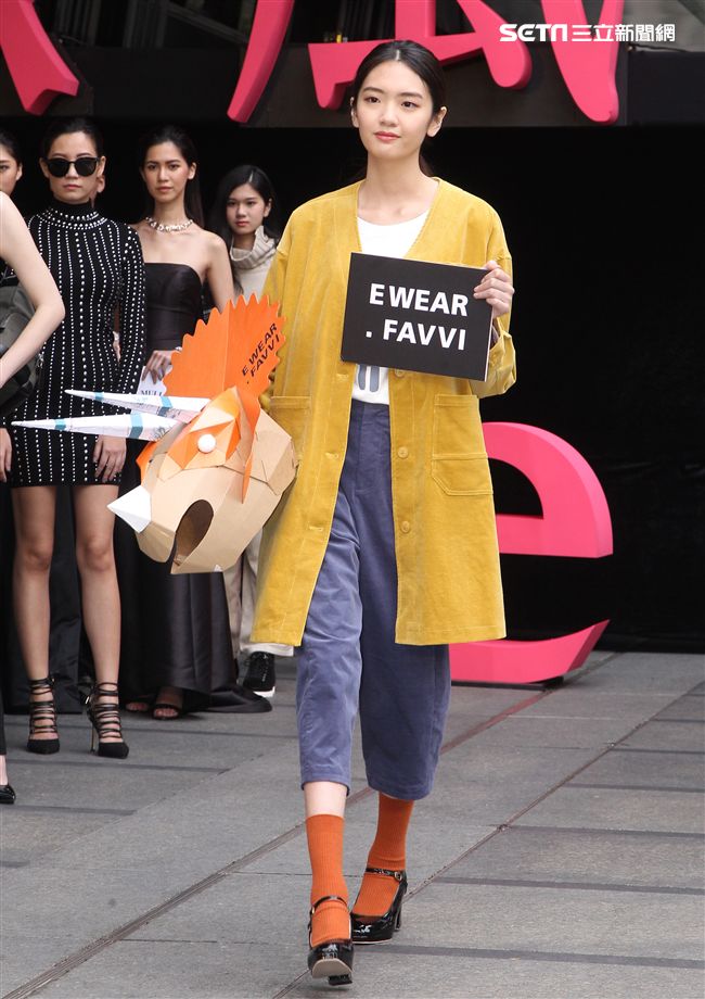 微風南山店10日上午開幕模特兒代表各廠商走秀。（記者邱榮吉/攝影）