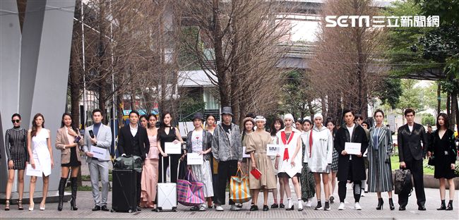 微風南山店10日上午開幕模特兒代表各廠商走秀。（記者邱榮吉/攝影）