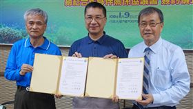 促南海國際科研合作　中山大學與海管處簽MOU 　國立中山大學校長鄭英耀（右）與海洋國家公園管理處長詹德樞（左）9日在內政部長徐國勇（中）見證下，簽訂合作備忘錄（MOU），雙方將在「東沙國際海洋研究站」促進南海國際合作科學研究。（中山大學提供）中央社記者程啟峰高雄傳真　108年1月9日