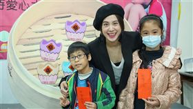 單親媽打零工養全家　女兒拚獎學金買禮物一名單親媽媽為了照顧女兒小怡（右）和中風的母親，做臨時工扛起家計，5坪的小房間只有一張潮濕的床墊，要鋪上塑膠袋才能睡覺，小怡努力用功，盼用獎學金幫媽媽買一件外套。（肯愛協會提供）中央社記者張茗喧傳真　108年1月9日