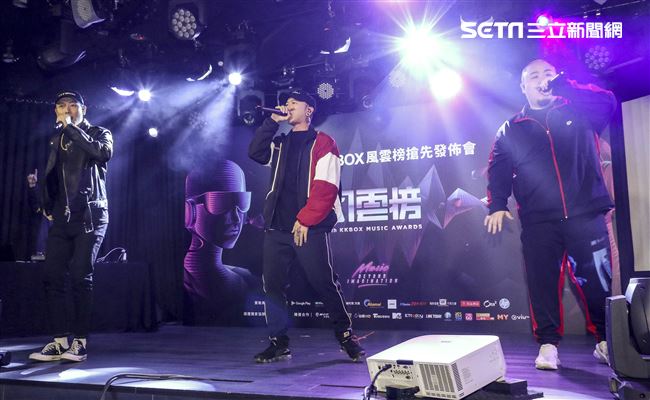 第14屆KKBOX風雲榜搶先發佈會，嘻哈天團頑童MJ116連莊3年搶先領獎。（記者林士傑/攝影）