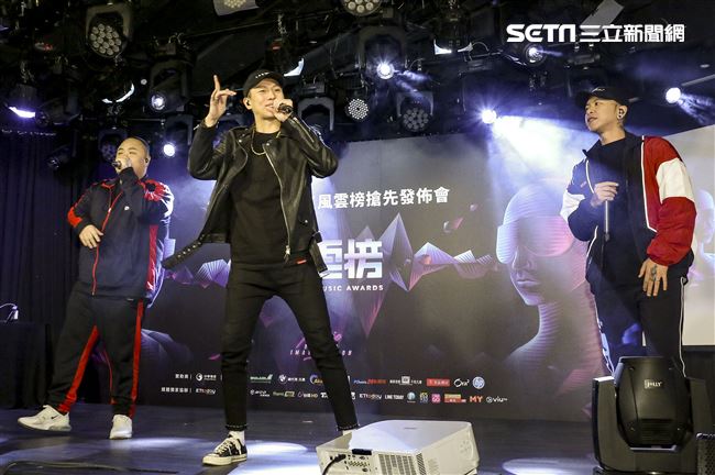 第14屆KKBOX風雲榜搶先發佈會，嘻哈天團頑童MJ116連莊3年搶先領獎。（記者林士傑/攝影）