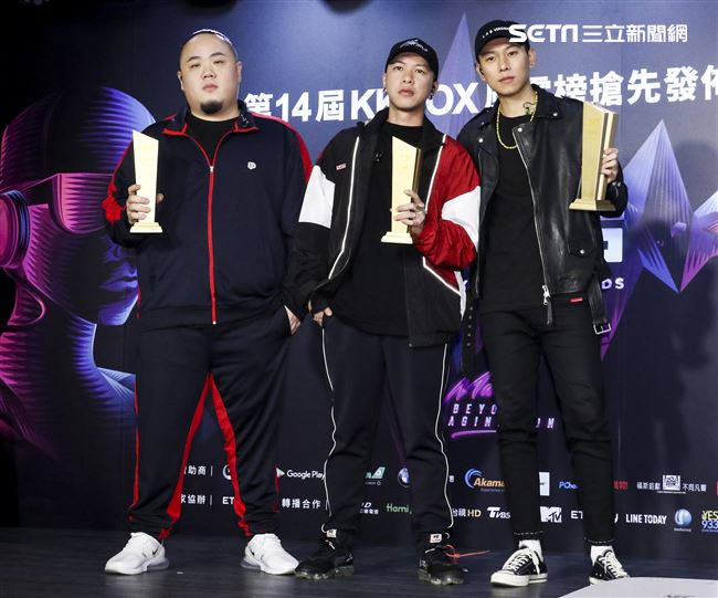 第14屆KKBOX風雲榜搶先發佈會，嘻哈天團頑童MJ116連莊3年搶先領獎。（記者林士傑/攝影）