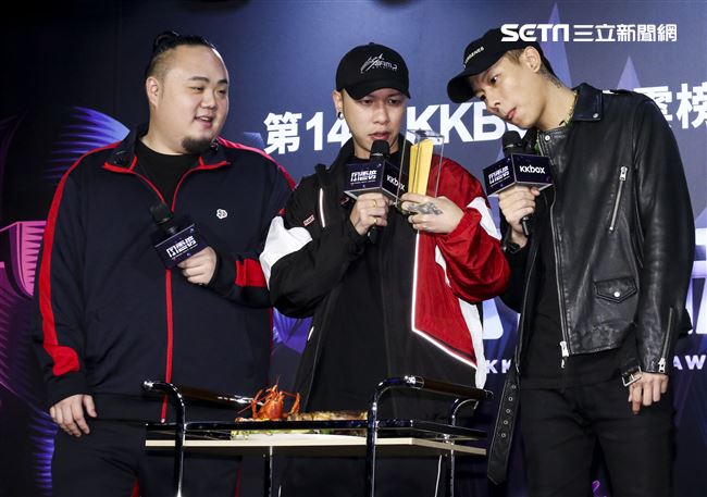 第14屆KKBOX風雲榜搶先發佈會，嘻哈天團頑童MJ116連莊3年搶先領獎。（記者林士傑/攝影）