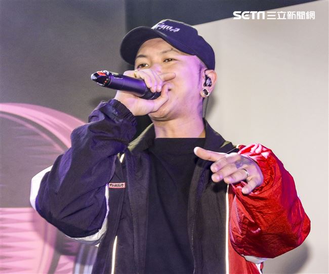 第14屆KKBOX風雲榜搶先發佈會，嘻哈天團頑童MJ116連莊3年搶先領獎。（記者林士傑/攝影）