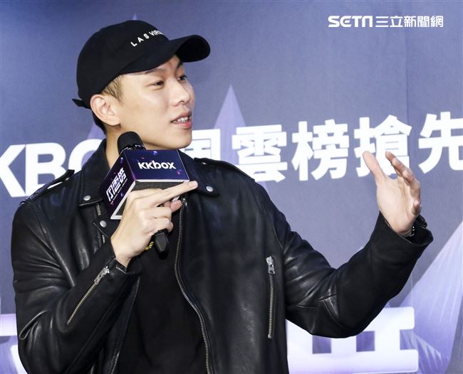 第14屆KKBOX風雲榜搶先發佈會，嘻哈天團頑童MJ116連莊3年搶先領獎。（記者林士傑/攝影）