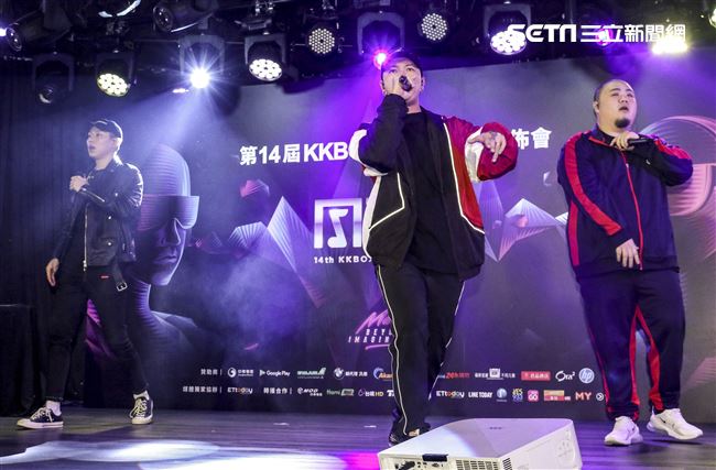 第14屆KKBOX風雲榜搶先發佈會，嘻哈天團頑童MJ116連莊3年搶先領獎。（記者林士傑/攝影）