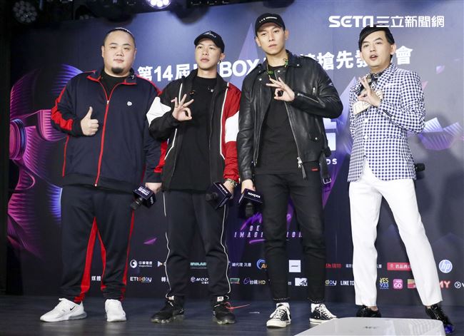 第14屆KKBOX風雲榜搶先發佈會，黃子佼與頑童MJ116合影。（記者林士傑/攝影）