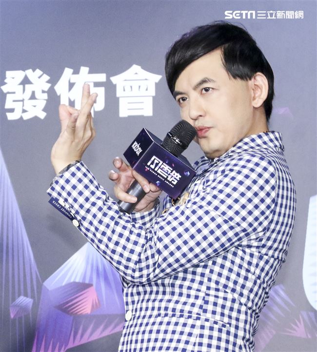 第14屆KKBOX風雲榜搶先發佈會，黃子佼卸下主持並以歌手身分獲獎。（記者林士傑/攝影）