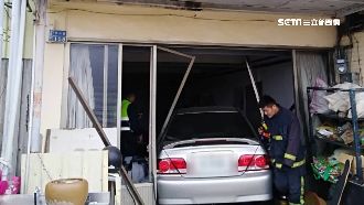 開車撞同事家！男持刀與警對峙竟因…