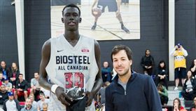 ▲梅克（Makur Maker）是身高213公分的後衛。（圖／翻攝自推特）