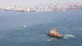 高雄港13只貨櫃落海全撈起（3）