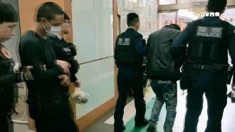 2名毒犯被臨檢憂露餡　囂張衝撞警車